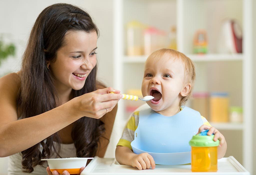 Donner Jaggery (Gur) aux bébés 6 Une mère nourrit son bébé "width =" 1024 "height =" 700 "srcset =" https://cdn.cdnparenting.com/articles/2018/05/1043683984_H.jpg 1024w, https: //cdn.cdnparenting. com / articles / 2018/05 / 1043683984_H-768x525.jpg 768w, https://cdn.cdnparenting.com/articles/2018/05/1043683984_H-218x150.jpg 218w, https://cdn.cdnparenting.com/articles/ 2018/05 / 1043683984_H-696x476.jpg 696w, https://cdn.cdnparenting.com/articles/2018/05/1043683984_H-614x420.jpg 614w "tailles =" (largeur maximale: 1024px) 100vw, 1024px