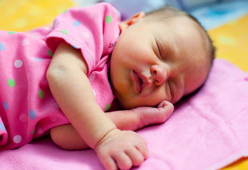 Nouveau-né avec jaunisse "width =" 1024 "height =" 700 "srcset =" https://cdn.cdnparenting.com/articles/2018/05/214442050-H.jpg 1024w, https: //cdn.cdnparenting. com /articles/2018/05/214442050-H-768x525.jpg 768w, https://cdn.cdnparenting.com/articles/2018/05/214442050-H-218x150.jpg 218w, https: //cdn.cdnparenting. com /articles/2018/05/214442050-H-696x476.jpg 696w, https://cdn.cdnparenting.com/articles/2018/05/214442050-H-614x420.jpg 614w "tailles =" (largeur maximale: 1024px ) 100vw, 1024px