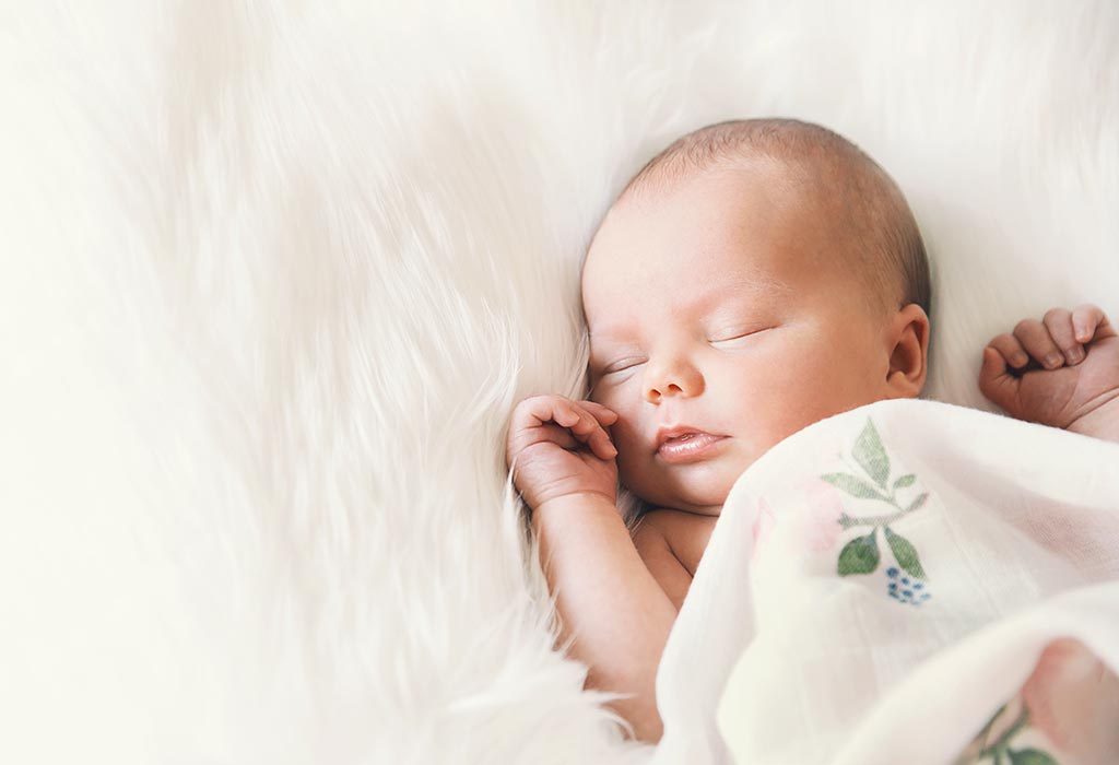  Un nouveau-né dort "width =" 1024 "height =" 700 "srcset =" https://cdn.cdnparenting.com/articles/2018/05/718893463-H.jpg 1024w, https: //cdn.cdnparenting. com /articles/2018/05/718893463-H-768x525.jpg 768w, https://cdn.cdnparenting.com/articles/2018/05/718893463-H-218x150.jpg 218w, https: //cdn.cdnparenting. com /articles/2018/05/718893463-H-696x476.jpg 696w, https://cdn.cdnparenting.com/articles/2018/05/718893463-H-614x420.jpg 614w "tailles =" (largeur max: 1024px) 100vw, 1024px