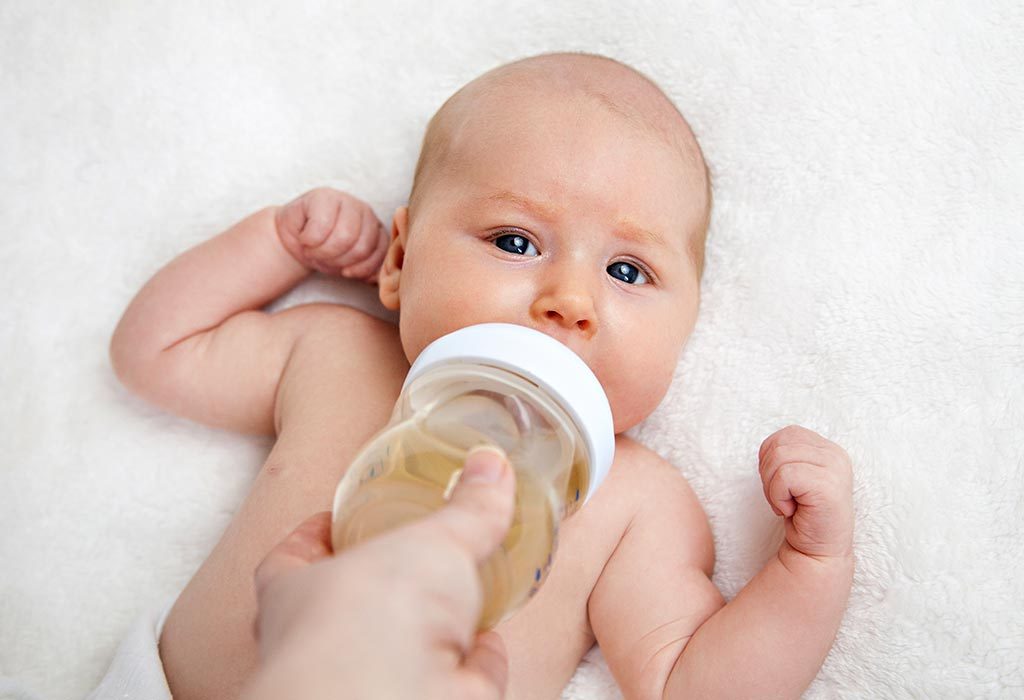 Bébé buvant du thé à la camomille "width =" 1024 "height =" 700 "srcset =" https://cdn.cdnparenting.com/articles/2018/05/488651056-H.jpg 1024w, https: //cdn.cdnparenting. com /articles/2018/05/488651056-H-768x525.jpg 768w, https://cdn.cdnparenting.com/articles/2018/05/488651056-H-218x150.jpg 218w, https: //cdn.cdnparenting. com /articles/2018/05/488651056-H-696x476.jpg 696w, https://cdn.cdnparenting.com/articles/2018/05/488651056-H-614x420.jpg 614w "tailles =" (largeur maximale: 1024px ) 100vw, 1024px