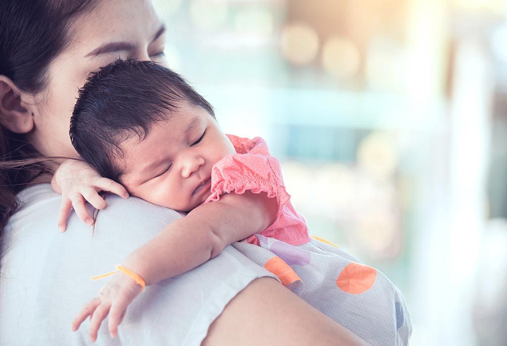 10 berceuses relaxantes pour que les bébés dorment 7 Mère étreignant un bébé endormi "width =" 1024 "height =" 700 "srcset =" https://cdn.cdnparenting.com/articles/2018/05/749038804-H.jpg 1024w, https: // cdn. cdnparenting.com /articles/2018/05/749038804-H-768x525.jpg 768w, https://cdn.cdnparenting.com/articles/2018/05/749038804-H-218x150.jpg 218w, https: // cdn. cdnparenting.com /articles/2018/05/749038804-H-696x476.jpg 696w, https://cdn.cdnparenting.com/articles/2018/05/749038804-H-614x420.jpg 614w "tailles =" (largeur maximale : 1024px) 100vw, 1024px