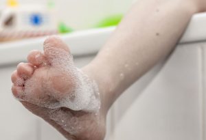 Le garrot pour les cheveux des orteils est courant pendant le bain "width =" 1673 "height =" 1143 "srcset =" https://dinerados.com/wp-content/uploads/2020/05/1589038468_986_Como- deal-with-the-baby-hair-turnstile.jpg 300w, https: //cdn.cdnparenting.com/articles/2018/05/785072551-H-768x525.jpg 768w, https: // cdn. cdnparenting.com/articles/2018/05/785072551-H.jpg 1024w, https: // cdn.cdnparenting.com/articles/2018/05/785072551-H-218x150.jpg 218w, https: //cdn.cdnparenting. com / articles / 2018/05/785072551-H-696x476.jpg 696w, https: // cdn.cdnparenting.com/articles/2018/05/785072551-H-614x420.jpg 614w "tailles =" (largeur maximale: 1673px ) 100vw, 1673px