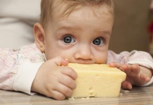 Bébé mange du fromage "width =" 1687 "height =" 1153 "srcset =" https://dinerados.com/wp-content/uploads/2020/05/1589039419_402_Productos-lacteos-para-bebes-beneficios-para-la-salud -y-mas.jpg 300w, https: //cdn.cdnparenting. com / articles / 2018/05/186199676-H-768x525.jpg 768w, https://cdn.cdnparenting.com/articles/2018/05/186199676-H.jpg 1024w, https://cdn.cdnparenting.com/ articles / 2018/05/186199676-H-218x150.jpg 218w, https://cdn.cdnparenting.com/articles/2018/05/186199676-H-696x476.jpg 696w, https://cdn.cdnparenting.com/ articles / 2018/05/186199676-H-614x420.jpg 614w "tailles =" (largeur maximale: 1687px) 100vw, 1687px