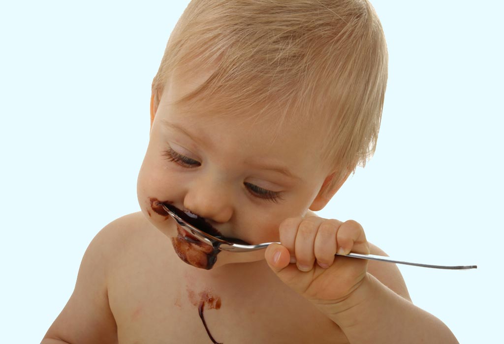 Bébé, manger, chocolat, sauce
