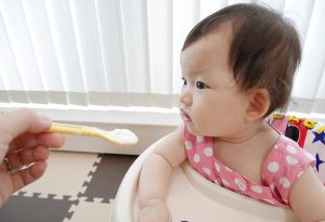 Un bébé mangeant du yaourt "width =" 1708 "height =" 1167 "srcset =" https://pflegeboard.ch/fr/wp-content/uploads/2020/06/1589044884_540_Dar-yogur-a-los-bebes.jpg 300w, https: //cdn.cdnparenting .com / articles / 2018/03/471067424-H-768x525.jpg 768w, https://cdn.cdnparenting.com/articles/2018/03/471067424-H.jpg 1024w, https: //cdn.cdnparenting.com /articles/2018/03/471067424-H-218x150.jpg 218w, https://cdn.cdnparenting.com/articles/2018/03/471067424-H-696x476.jpg 696w, https: //cdn.cdnparenting.com /articles/2018/03/471067424-H-614x420.jpg 614w "tailles =" (largeur maximale: 1708px) 100vw, 1708px