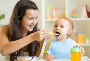 10 recettes de bouillie faciles et instantanées pour votre bébé 5 Maman nourrit une bouillie de riz pour bébé "width =" 1703 "height =" 1164 "srcset =" https://dinerados.com/wp-content/uploads/2020/05/1589047297_717_10-recetas-de-gachas-faciles-e -instantaneas-para-tu-bebe.jpg 300w, https: // cdn. cdnparenting.com/articles/2018/03/229460356-H-768x525.jpg 768w, https://cdn.cdnparenting.com/articles/2018/03/229460356-H.jpg 1024w, https: //cdn.cdnparenting. com / articles / 2018/03/229460356-H-218x150.jpg 218w, https://cdn.cdnparenting.com/articles/2018/03/229460356-H-696x476.jpg 696w, https: //cdn.cdnparenting. com / articles / 2018/03/229460356-H-614x420.jpg 614w "tailles =" (largeur maximale: 1703px) 100vw, 1703px