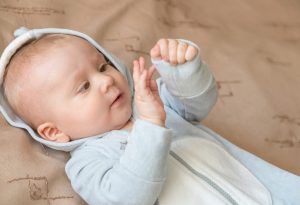 BÉBÉ DÉCOUVRIRA SES PROPRES MAINS "width =" 1706 "height =" 1166 "srcset =" https://dinerados.com/wp-content/uploads/2020/05/1589047974_107_Tu-bebe-de-2-meses-de-edad -Crecimiento-y-desarrollo.jpg 300w, https: // cdn .cdnparenting.com / articles / 2018/03/391702711-H-768x525.jpg 768w, https://cdn.cdnparenting.com/articles/2018/03 /391702711-H.jpg 1024w, https: //cdn.cdnparenting .com / articles / 2018/03/391702711-H-218x150.jpg 218w, https://cdn.cdnparenting.com/articles/2018/03/391702711 -H-696x476.jpg 696w, https: //cdn.cdnparenting .com / articles / 2018/03/391702711-H-614x420.jpg 614w "tailles =" (largeur maximale: 1706px) 100vw, 1706px