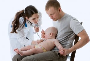 Cardiopathie congénitale chez les bébés 5 Un médecin vérifie un bébé assis sur les genoux du père "width =" 1756 "height =" 1206 "srcset =" https://dinerados.com/wp-content/uploads/2020/05/1589049800_650_Enfermedad-cardiaca-congenita- en-bebes.jpg 300w, https: //cdn.cdnparenting.com/articles/2018/02/46510423-H-100x70.jpg 100w, https://cdn.cdnparenting.com/articles/2018/02/46510423- H-218x150.jpg 218w, https: //cdn.cdnparenting.com/articles/2018/02/46510423-H-436x300.jpg 436w "tailles =" (largeur maximale: 1756px) 100vw, 1756px
