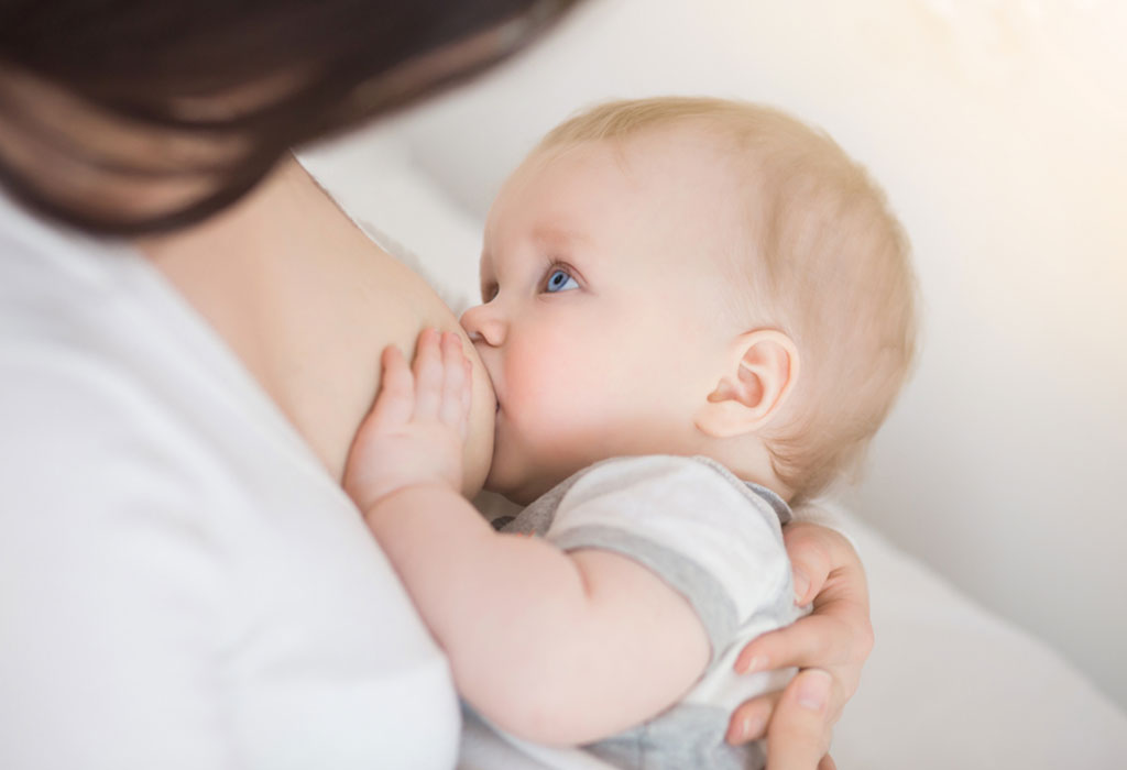 Les 15 meilleurs remèdes naturels pour les mamelons douloureux 4 Une mère qui allaite son bébé