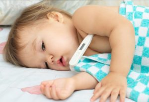 Bébé avec thermomètre électrique et fièvre "width =" 1177 "height =" 804
