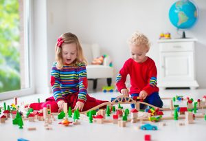 Enfants jouant joyeusement "width =" 1150 "height =" 786