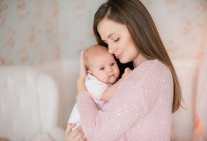 Mère tenant son bébé "width =" 992 "height =" 678 "srcset =" https://dinerados.com/wp-content/uploads/2020/05/1589055285_850_Bebe-que-llora-causas-y-consejos-para- calmar-a-tu.jpg 300w, https: //cdn.cdnparenting .com / articles / 2017/12/342594968-H-768x525.jpg 768w, https://cdn.cdnparenting.com/articles/2017/12/ 342594968-H.jpg 1024w, https://cdn.cdnparenting.com /articles/2017/12/342594968-H-218x150.jpg 218w, https://cdn.cdnparenting.com/articles/2017/12/342594968- H-696x476.jpg 696w, https://cdn.cdnparenting.com /articles/2017/12/342594968-H-614x420.jpg 614w "tailles =" (largeur maximale: 992px) 100vw, 992px