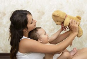 Donnez des articles de confort pour calmer les bébés "width =" 1065 "height =" 728 "srcset =" https://dinerados.com/wp-content/uploads/2020/05/1589055286_543_Bebe-que-llora-causas-y -tips-to-calm-you.jpg 300w, https: // cdn .cdnparenting.com / articles / 2017/12/317525804-H-768x525.jpg 768w, https://cdn.cdnparenting.com/articles /2017/12/317525804-H.jpg 1024w, https: //cdn.cdnparenting .com / articles / 2017/12/317525804-H-218x150.jpg 218w, https://cdn.cdnparenting.com/articles/2017 /12/317525804-H-696x476.jpg 696w, https: //cdn.cdnparenting .com / articles / 2017/12/317525804-H-614x420.jpg 614w "tailles =" (largeur maximale: 1065px) 100vw, 1065px