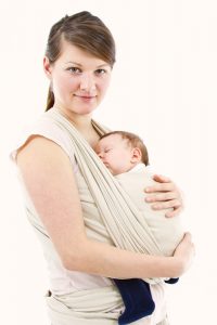 Mère portant le bébé "width =" 1154 "height =" 1731 "srcset =" https://dinerados.com/wp-content/uploads/2020/05/1589055286_721_Bebe-que-llora-causas-y-consejos-para -calmar-a-tu.jpg 200w, https: //cdn.cdnparenting. com / articles / 2017/12/134026085-H.jpg 533w, https://cdn.cdnparenting.com/articles/2017/12/134026085-H-280x420.jpg 280w "tailles =" (largeur maximale: 1154px) 100vw , 1154px
