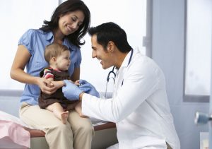 Médecin examinant l