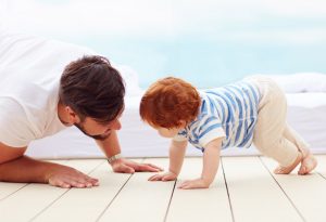 15 façons incroyables de faire rire votre bébé 8 Jeu de poursuite "width =" 824 "height =" 563 "srcset =" https://dinerados.com/wp-content/uploads/2020/05/1589059336_479_15-maneras-increibles-de-hacer-reir-a-tu -bebe.jpg 300w, https://cdn.cdnparenting.com /articles/2017/12/644429812-H-768x525.jpg 768w, https://cdn.cdnparenting.com/articles/2017/12/644429812-H .jpg 1024w, https://cdn.cdnparenting.com/articles /2017/12/644429812-H-218x150.jpg 218w, https://cdn.cdnparenting.com/articles/2017/12/644429812-H-696x476 .jpg 696w, https://cdn.cdnparenting.com/articles /2017/12/644429812-H-614x420.jpg 614w "tailles =" (largeur maximale: 824px) 100vw, 824px