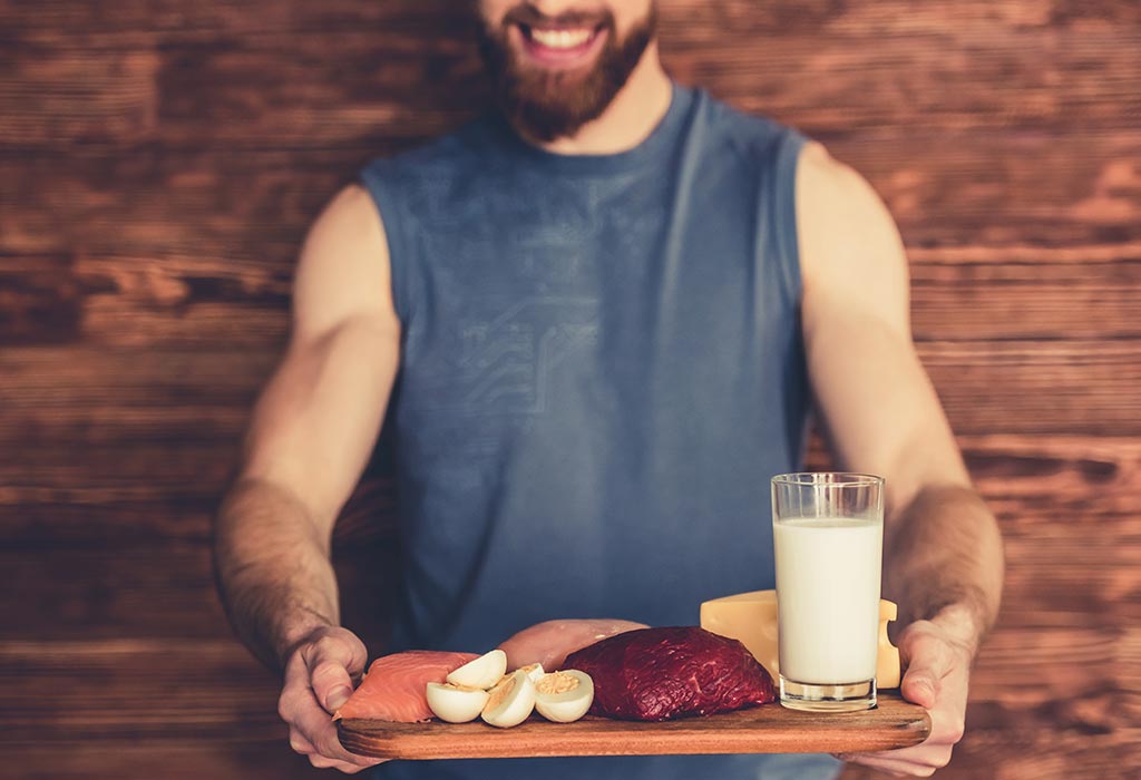 20 aliments de fertilité qui peuvent aider à augmenter le nombre de spermatozoïdes 23 Un homme, manger des aliments sains