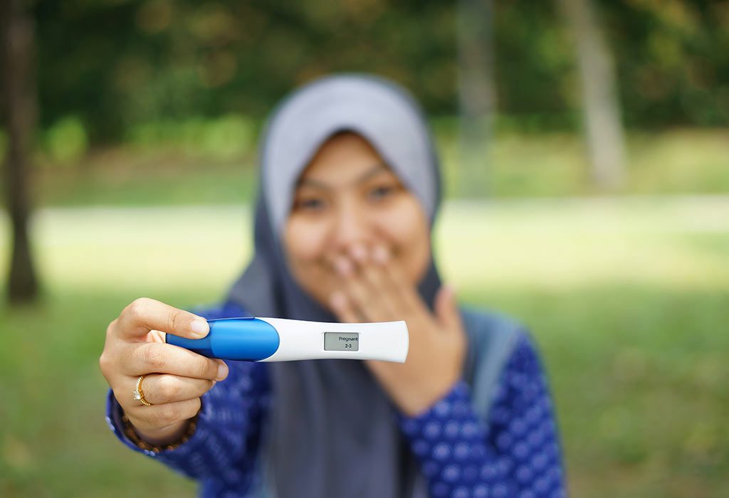 Une femme montrant son résultat de grossesse positif "width =" 1024 "height =" 700 "srcset =" https://cdn.cdnparenting.com/articles/2018/09/318082385-H.jpg 1024w, https: // cdn. cdnparenting.com/articles/2018/09/318082385-H-768x525.jpg 768w, https://cdn.cdnparenting.com/articles/2018/09/318082385-H-218x150.jpg 218w, https: // cdn. cdnparenting.com/articles/2018/09/318082385-H-696x476.jpg 696w, https://cdn.cdnparenting.com/articles/2018/09/318082385-H-614x420.jpg 614w "tailles =" (max- largeur: 1024px) 100vw, 1024px