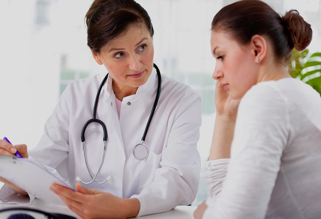 Un médecin qui conseille une femme "width =" 1024 "height =" 700 "srcset =" https://cdn.cdnparenting.com/articles/2018/09/109017986-H.jpg 1024w, https: // cdn. cdnparenting. com / articles / 2018/09/109017986-H-768x525.jpg 768w, https://cdn.cdnparenting.com/articles/2018/09/109017986-H-218x150.jpg 218w, https: //cdn.cdnparentinging. com / articles / 2018/09/109017986-H-696x476.jpg 696w, https://cdn.cdnparenting.com/articles/2018/09/109017986-H-614x420.jpg 614w "tailles =" (largeur maximale: 1024px ) 100vw, 1024px