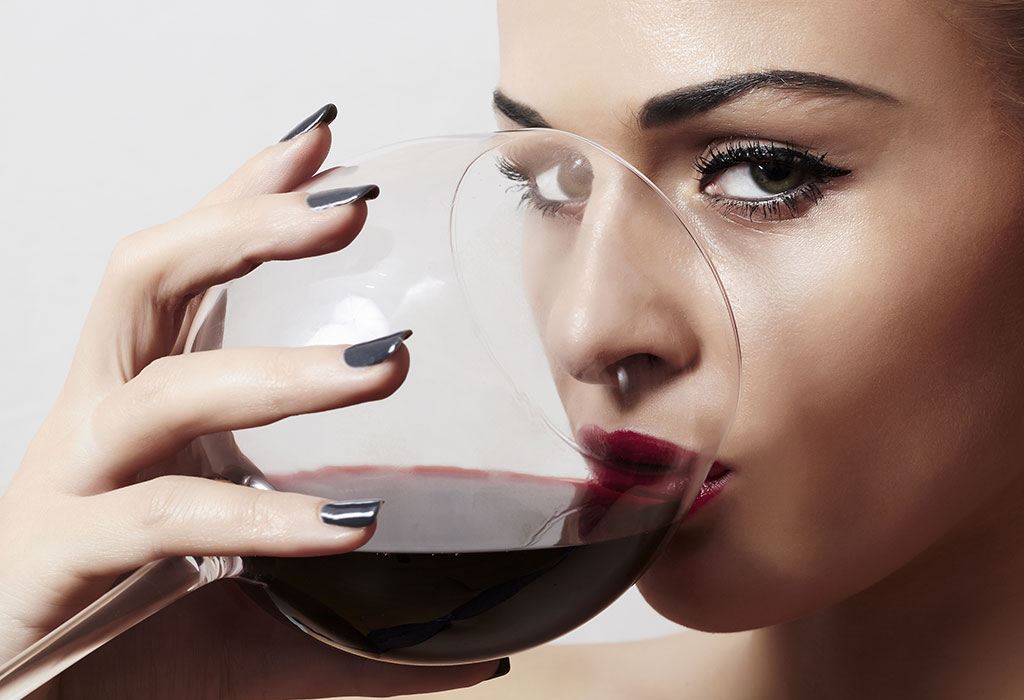 Une femme buvant un verre de vin
