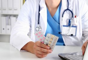 Un médecin qui donne des pilules contraceptives "width =" 1684 "height =" 1151 "srcset =" https://dinerados.com/wp-content/uploads/2020/05/1589128740_201_Mini-pildora-pildoras-solo-de-progestina- o-pill-solo-de.jpg 300w, https: // cdn .cdnparenting.com / articles / 2018/03/510951196-H-768x525.jpg 768w, https://cdn.cdnparenting.com/articles/2018/ 03/510951196-H.jpg 1024w, https: //cdn.cdnparenting .com / articles / 2018/03/510951196-H-218x150.jpg 218w, https://cdn.cdnparenting.com/articles/2018/03/ 510951196-H-696x476.jpg 696w, https: //cdn.cdnparenting .com / articles / 2018/03/510951196-H-614x420.jpg 614w "tailles =" (largeur maximale: 1684px) 100vw, 1684px