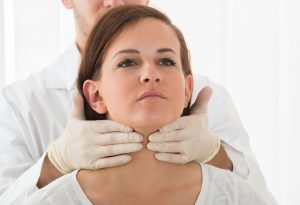 Médecin examinant la fonction thyroïdienne "width =" 765 "height =" 523 "srcset =" https://dinerados.com/wp-content/uploads/2020/05/1589128861_518_¿Puedo-quedar-embarazada-con-hipotiroidismo. jpg 300w, https: //cdn.cdnparenting .com / articles / 2018/01/471412493-H-768x525.jpg 768w, https://cdn.cdnparenting.com/articles/2018/01/471412493-H.jpg 1024w , https://cdn.cdnparenting.com /articles/2018/01/471412493-H-218x150.jpg 218w, https://cdn.cdnparenting.com/articles/2018/01/471412493-H-696x476.jpg 696w , https://cdn.cdnparenting.com /articles/2018/01/471412493-H-614x420.jpg 614w "tailles =" (largeur maximale: 765px) 100vw, 765px