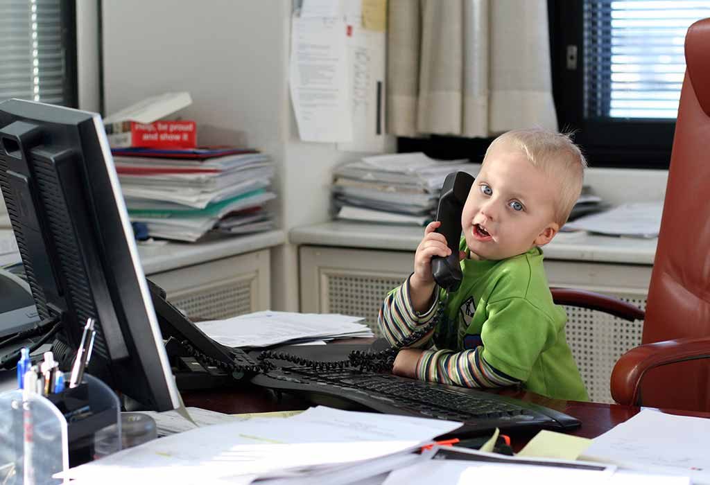 Emmener votre enfant au travail - Conseils à faire ... 5 Devriez-vous envisager de célébrer le jour où vous emmenez votre enfant au travail? "Width =" 1024 "height =" 700 "srcset =" https://cdn.cdnparenting.com/articles/2020/04/22185900/33645442.jpg 1024w, https: //cdn.cdnparenting.com/articles/2020 /04/22185900/33645442-768x525.jpg 768w, https://cdn.cdnparenting.com/articles/2020/04/22185900/33645442-218x150.jpg 218w, https: //cdn.cdnparenting.com/articles/2020 /04/22185900/33645442-696x476.jpg 696w, https://cdn.cdnparenting.com/articles/2020/04/22185900/33645442-614x420.jpg 614w "tailles =" (largeur maximale: 1024px) 100vw, 1024px