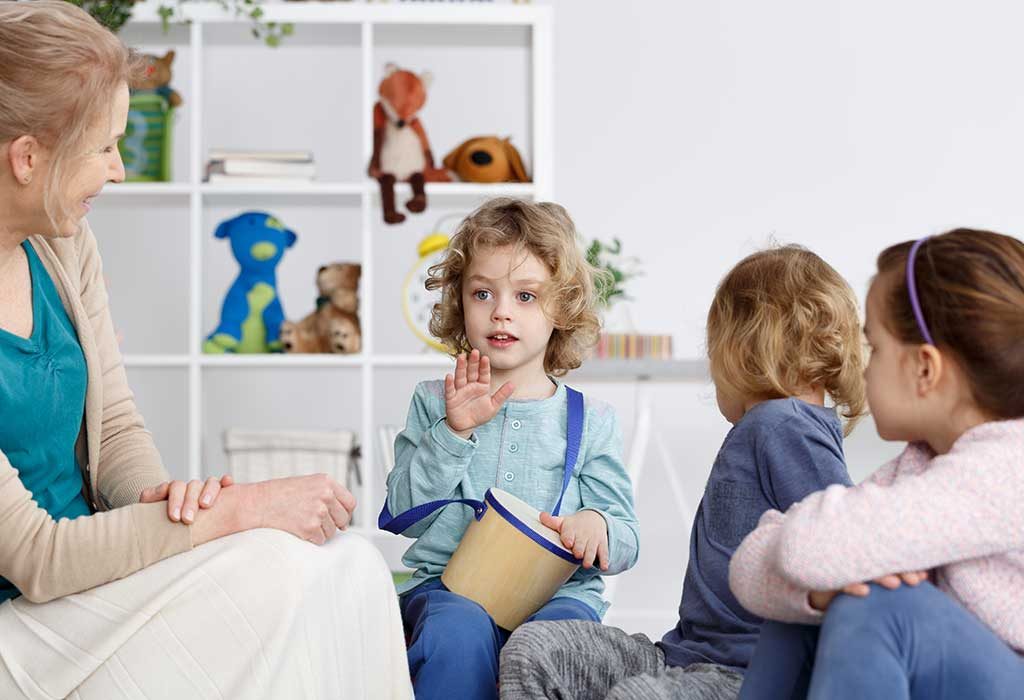 10 activités amusantes de renforcement de la confiance pour les enfants 9 enfant signant pour d