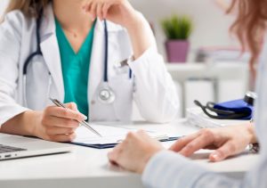Jeune femme chez le médecin "width =" 945 "height =" 665 "srcset =" https://dinerados.com/wp-content/uploads/2020/05/1589376584_842_Embarazada-despues-del-sexo-pruebe-estos-metodos -emergency-contraceptives.jpg 300w, https: //cdn.cdnparenting .com / articles / 2018/01/457866949-H-768x540.jpg 768w, https://cdn.cdnparenting.com/articles/2018/01 /457866949-H.jpg 1024w, https://cdn.cdnparenting.com /articles/2018/01/457866949-H-100x70.jpg 100w, https://cdn.cdnparenting.com/articles/2018/01/457866949 -H-200x140.jpg 200w, https://cdn.cdnparenting.com /articles/2018/01/457866949-H-696x489.jpg 696w, https://cdn.cdnparenting.com/articles/2018/01/457866949 -H-597x420.jpg 597w "tailles =" (largeur maximale: 945px) 100vw, 945px