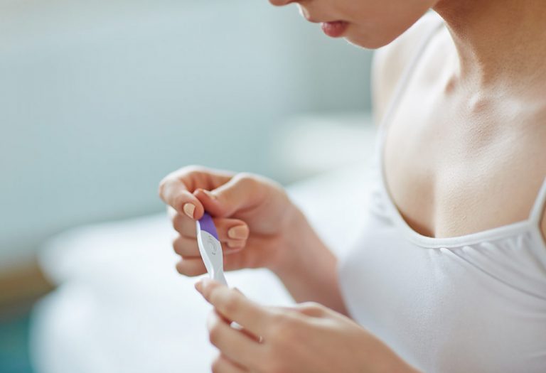 Quand devriez-vous passer un test de grossesse? "Width =" 768 "height =" 525 "srcset =" https://cdn.cdnparenting.com/articles/2018/03/21165422/When-Should-You-Take-a- Pregnancy-Test.jpg 768w, https : //cdn.cdnparenting.com/articles/2018/03/21165422/When-Should-You-Take-a-Pregnancy-Test-218x150.jpg 218w, https: // cdn. cdnparenting.com/articles/2018/03/21165422/When-Should-You-Take-a-Pregnancy-Test-696x476.jpg 696w, https://cdn.cdnparenting.com/articles/2018/03/21165422/When -Devrait-vous-prendre-un-test-de grossesse-614x420.jpg 614w "tailles =" (largeur maximale: 768px) 100vw, 768px