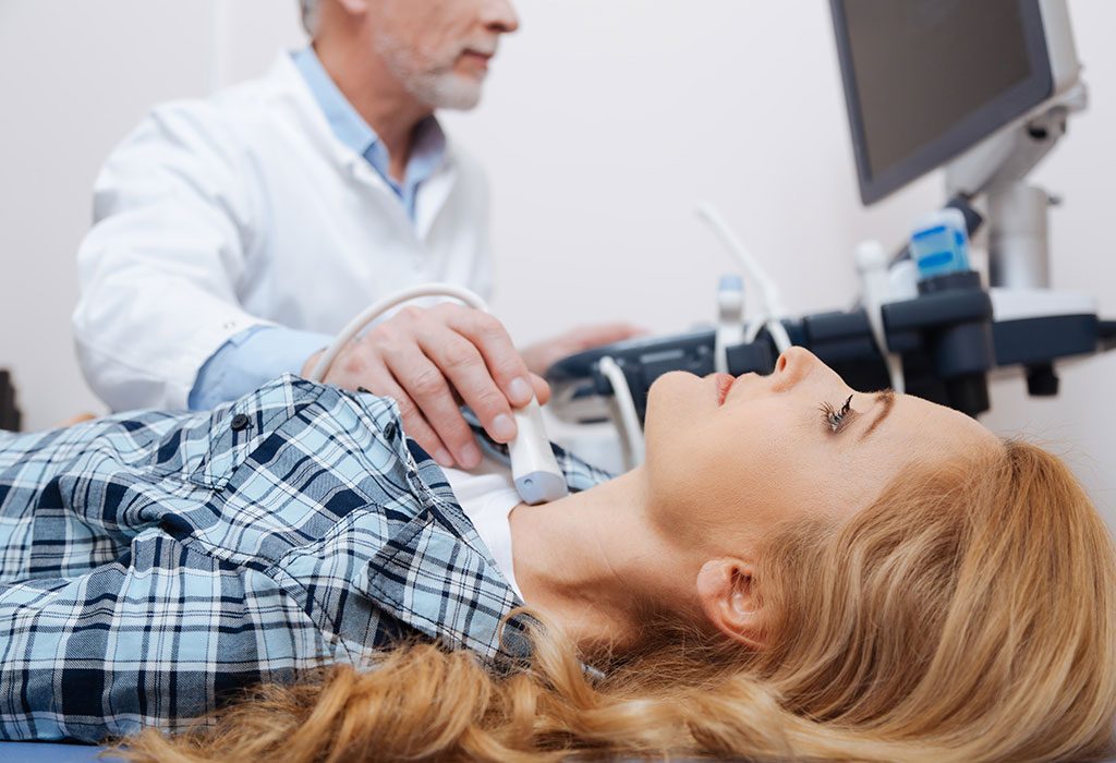 Quand consulter un médecin de fertilité 7 Une femme avec des problèmes thyroïdiens "width =" 1024 "height =" 700 "srcset =" https://cdn.cdnparenting.com/articles/2018/12/18185031/627062126-H.jpg 1024w, https: // cdn . cdnparenting.com/articles/2018/12/18185031/627062126-H-768x525.jpg 768w, https://cdn.cdnparenting.com/articles/2018/12/18185031/627062126-H-218x150.jpg 218w, https: //cdn.cdnparenting.com/articles/2018/12/18185031/627062126-H-696x476.jpg 696w, https://cdn.cdnparenting.com/articles/2018/12/18185031/627062126-H-614x420.jpg 614w "tailles =" (largeur maximale: 1024px) 100vw, 1024px