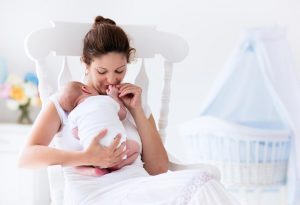 Une jeune mère avec son nouveau-né "width =" 1687 "height =" 1153 "srcset =" https://dinerados.com/wp-content/uploads/2020/05/1589406707_686_Metodo-de-amenorrea-de-la-lactancia -LAM-para-el-control.jpg 300w, https: // cdn .cdnparenting.com / articles / 2018/01/303056510-H-768x525.jpg 768w, https://cdn.cdnparenting.com/articles/2018 /01/303056510-H.jpg 1024w, https: //cdn.cdnparenting .com / articles / 2018/01/303056510-H-218x150.jpg 218w, https://cdn.cdnparenting.com/articles/2018/01 /303056510-H-696x476.jpg 696w, https: //cdn.cdnparenting .com / articles / 2018/01/303056510-H-614x420.jpg 614w "tailles =" (largeur maximale: 1687px) 100vw, 1687px