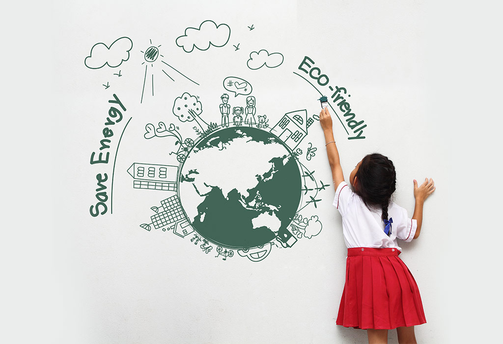 Une petite fille dessinant un créatif de la Terre sur un mur