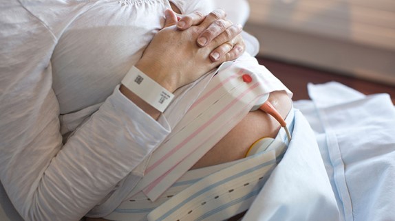 3 raisons pour lesquelles votre bébé peut avoir besoin d'une surveillance électronique pendant l'accouchement 8 À quoi s'attendre Logo