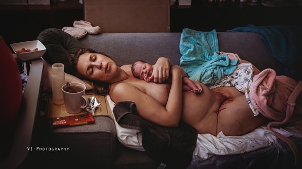 femme couchée avec un nouveau bébé après l'accouchement