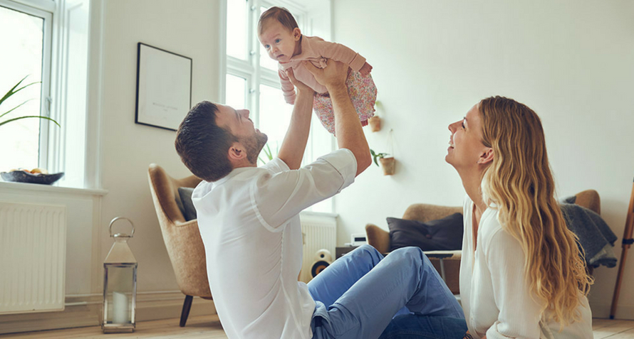 5 façons courantes de jouer avec des bébés qui sont en fait très dangereux