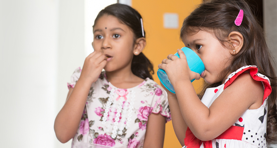 5 façons simples de transformer vos enfants en une tasse Big-Kid 7 des moyens simples de passer vos enfants à une grande tasse pour enfants