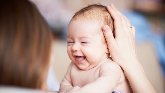 5 raisons pour lesquelles votre bébé pourrait avoir la tête plate et que faire à ce sujet 8 À quoi s'attendre Logo