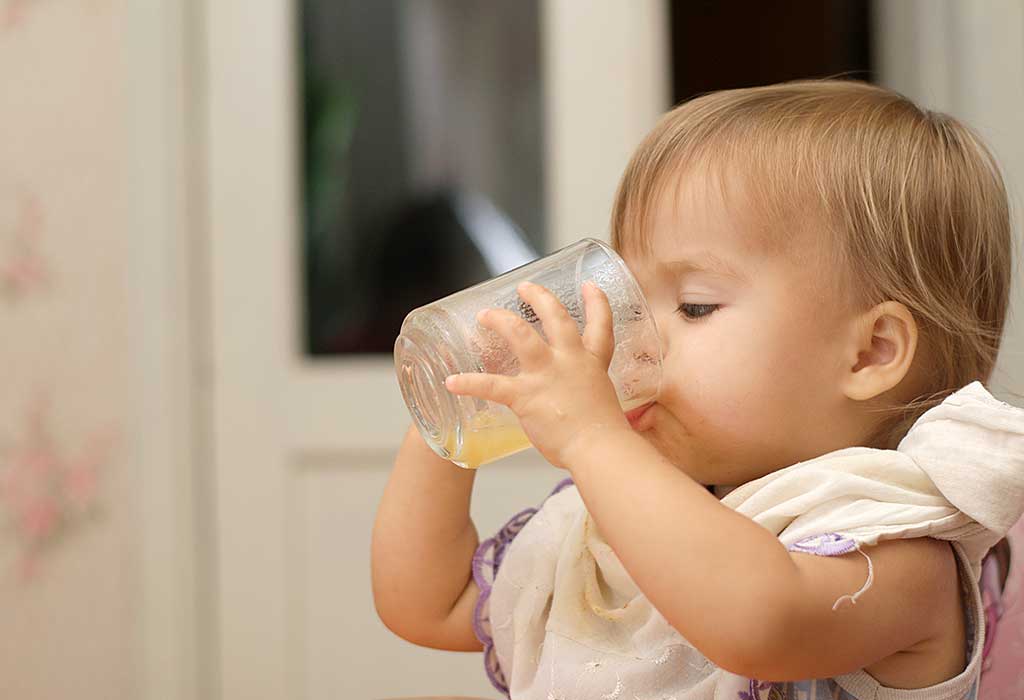 6 Boissons malsaines Les bébés ne devraient pas boire: donnez-leur ces boissons ... 2 6 boissons malsaines que les bébés ne devraient pas avoir - donnez-leur plutôt ces boissons!