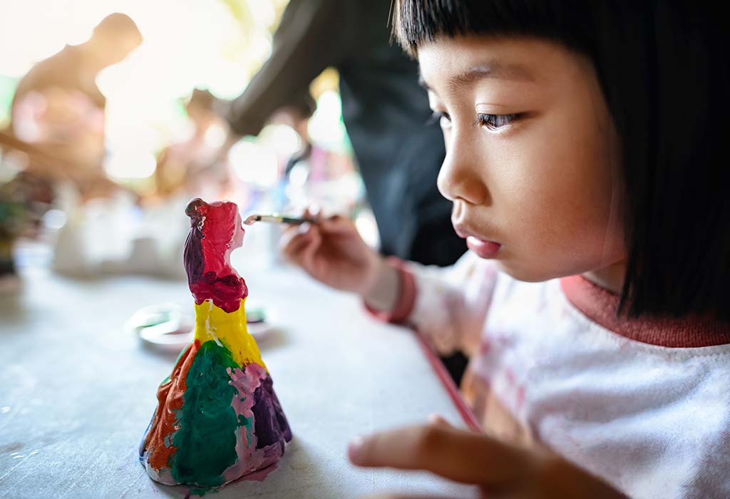 enfant peinture une poupée pop