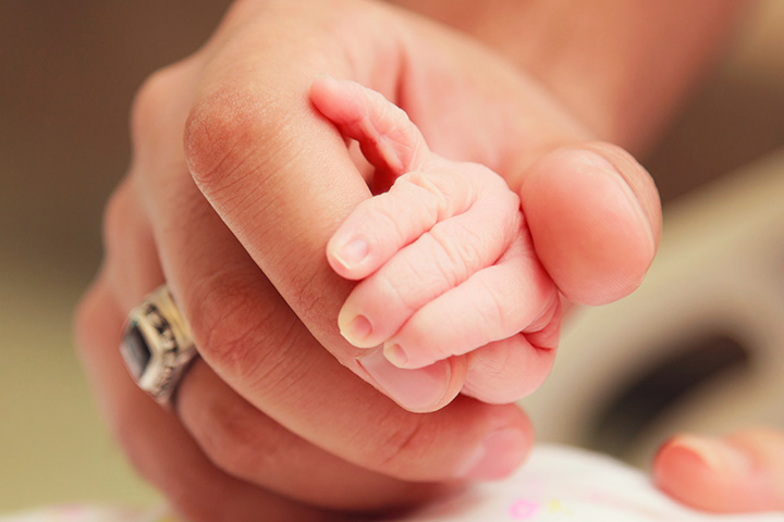 Raisons pour lesquelles votre bébé a besoin d'un contact peau à peau