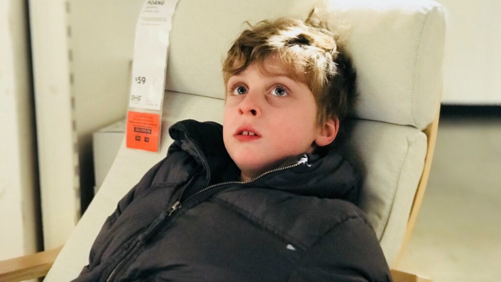 À Chris, l'employé d'IKEA, qui m'a aidé à trouver mon fils