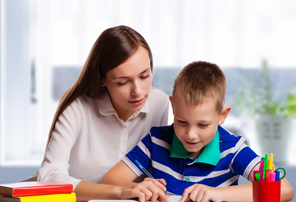 Aider les enfants à terminer leurs devoirs de vacances sans tuer leur humeur de vacances