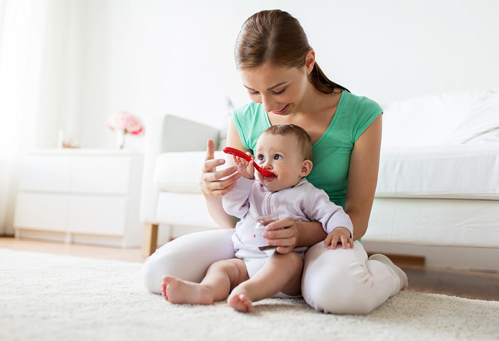 Une mère nourrit son bébé
