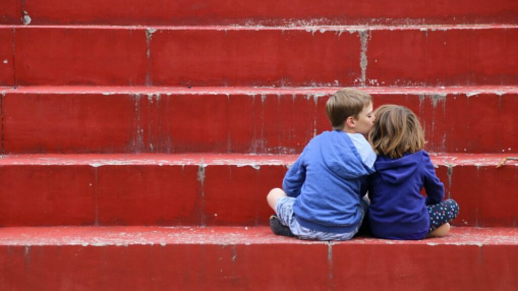 Arrêtez de demander aux jeunes enfants si leurs amis sont leur «petit ami / petite amie»