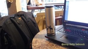 tasse à café en acier inoxydable sur le clavier