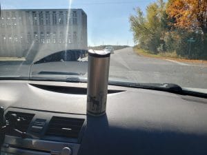 l'orignal peut tasse de café sur le tableau de bord