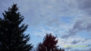 nuages ​​et taches bleues