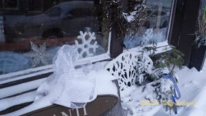 Aujourd'hui j'aime entrer l'hiver 7 devant le café