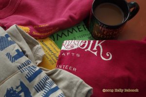 chemises bénévoles et café